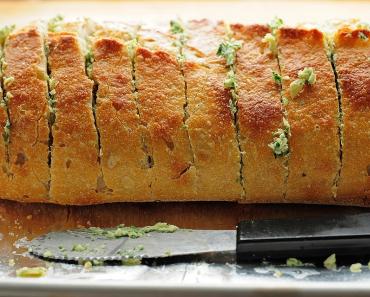 Хлеб с чесноком и зеленью в хлебопечке